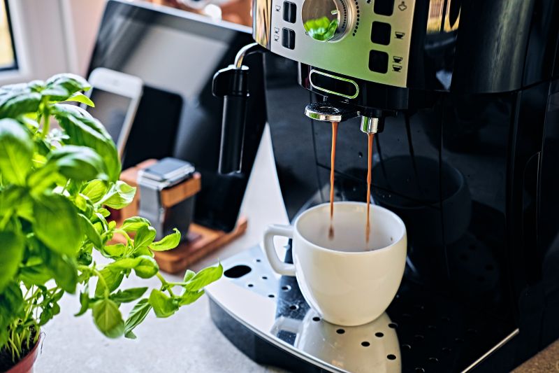 Machine à café automatique préparant un café - BaristaPassion.com