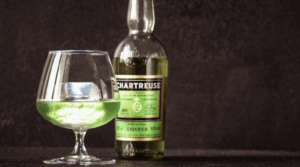 Bouteille de chartreuse avec un verre rempli à côté